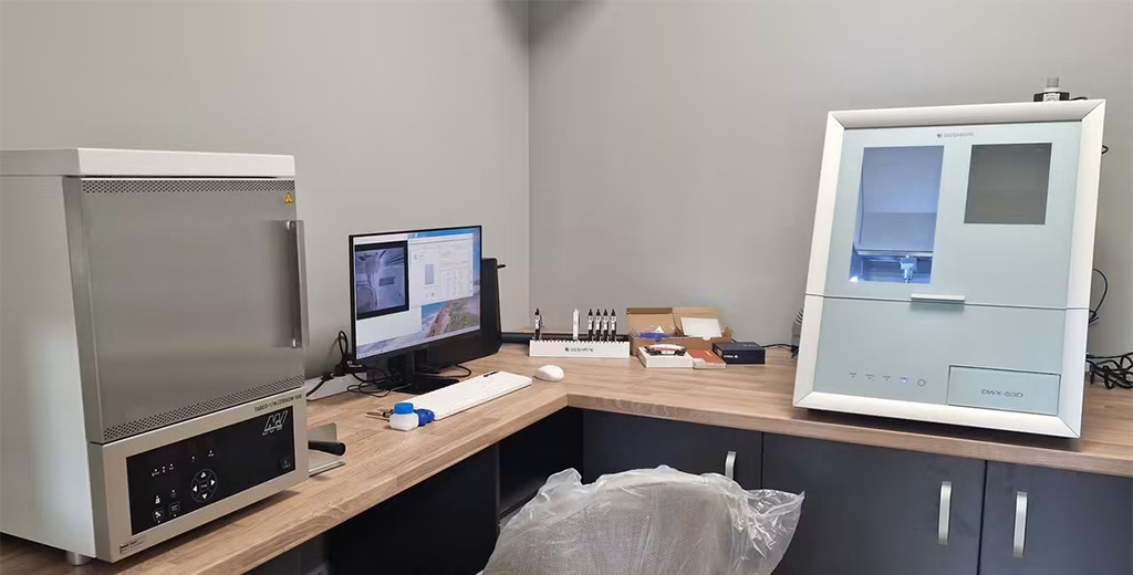 Instalare mașină frezare DGShape DWX-53D în laboratorul dentar G Dental, Bistrița Instalare mașină frezare DGShape DWX-53D în laboratorul dentar G Dental, Bistrița 1