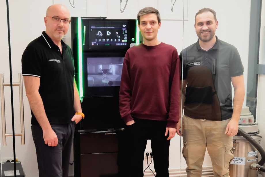 Instalare mașină de frezare în 5 axe Gencore M-Ai pentru laborator tehnică dentară Protodent Esthetix, Timișoara Instalare mașină de frezare în 5 axe Gencore M-Ai pentru laborator tehnică dentară Protodent Esthetix, Timișoara