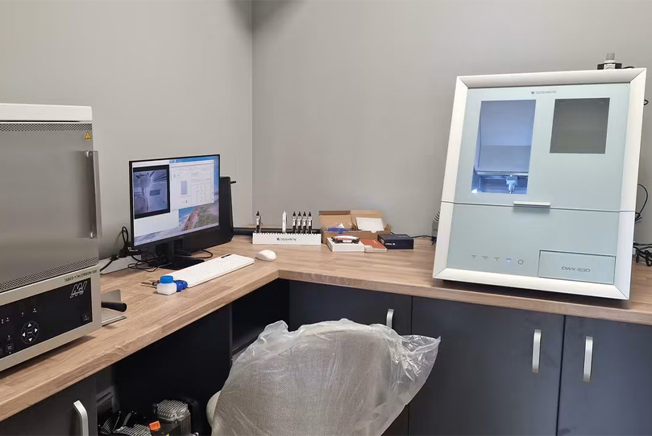Instalare mașină frezare DGShape DWX-53D în laboratorul dentar G Dental, Bistrița Instalare mașină frezare DGShape DWX-53D în laboratorul dentar G Dental, Bistrița 1