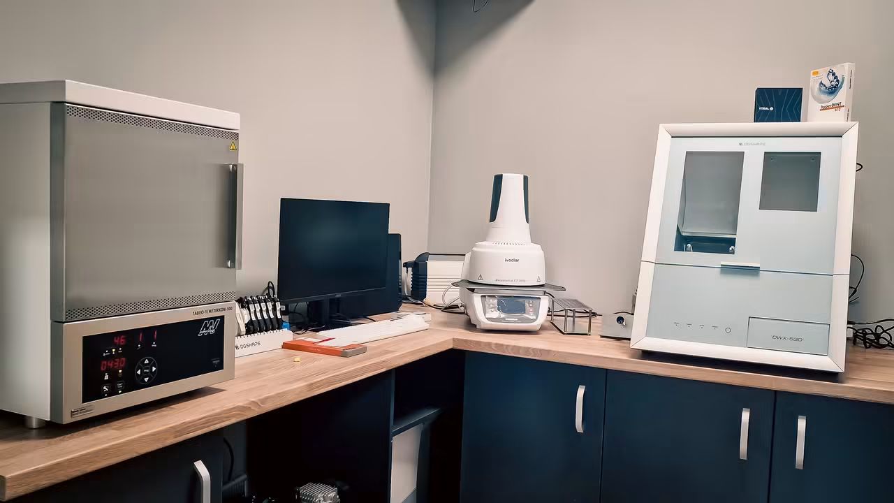 Instalare mașină frezare DGShape DWX-53D în laboratorul dentar G Dental, Bistrița 5