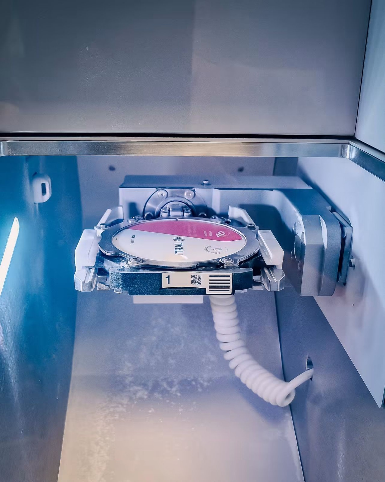 Instalare mașină frezare DGShape DWX-53D în laboratorul dentar G Dental, Bistrița 3