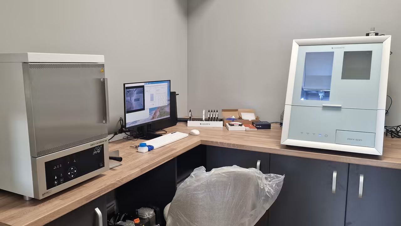 Instalare mașină frezare DGShape DWX-53D în laboratorul dentar G Dental, Bistrița 7
