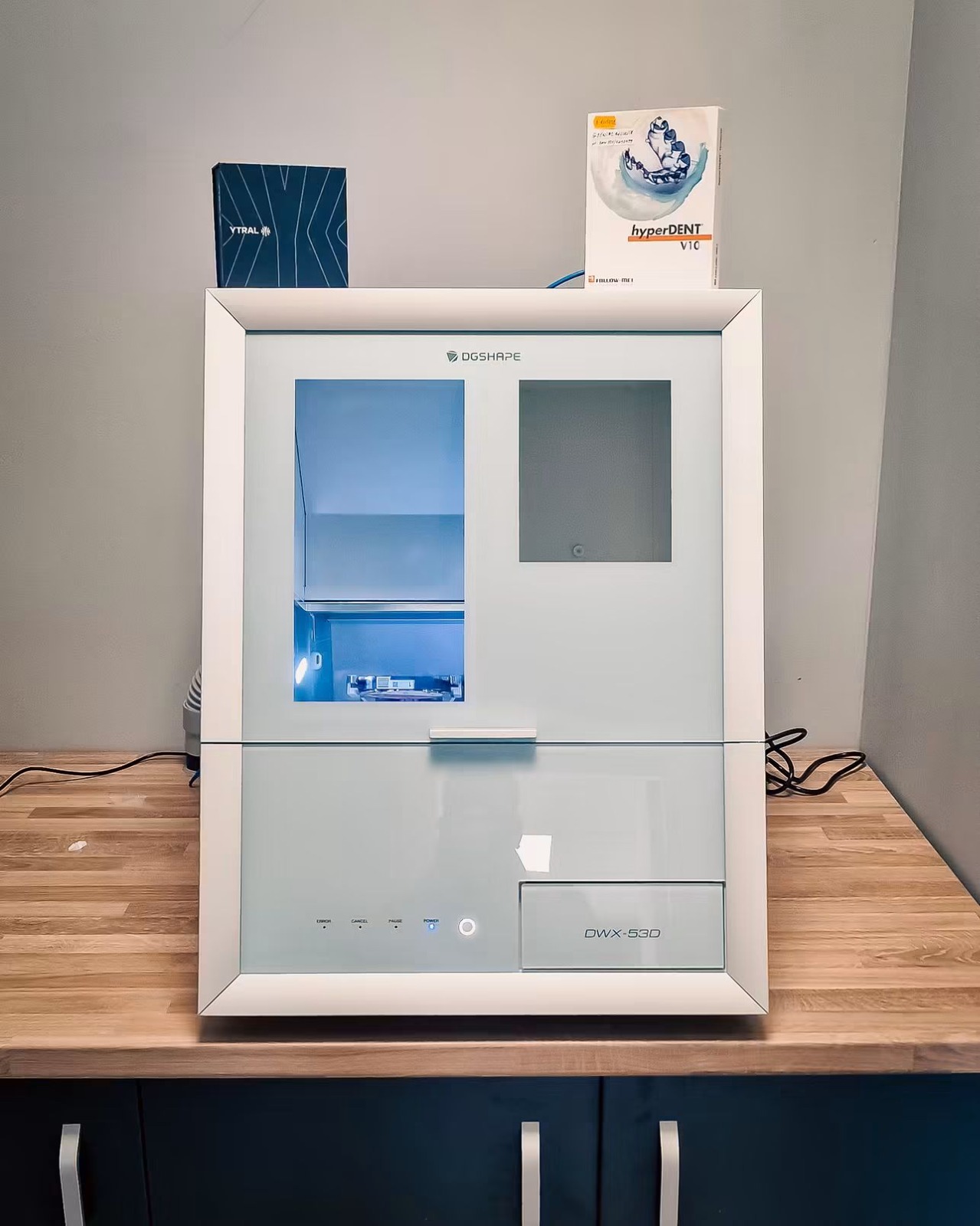 Instalare mașină frezare DGShape DWX-53D în laboratorul dentar G Dental, Bistrița 4