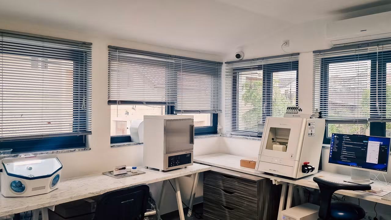 Instalare echipamente pentru dotarea clinicii Dr. Arvinti, Ploiești  1