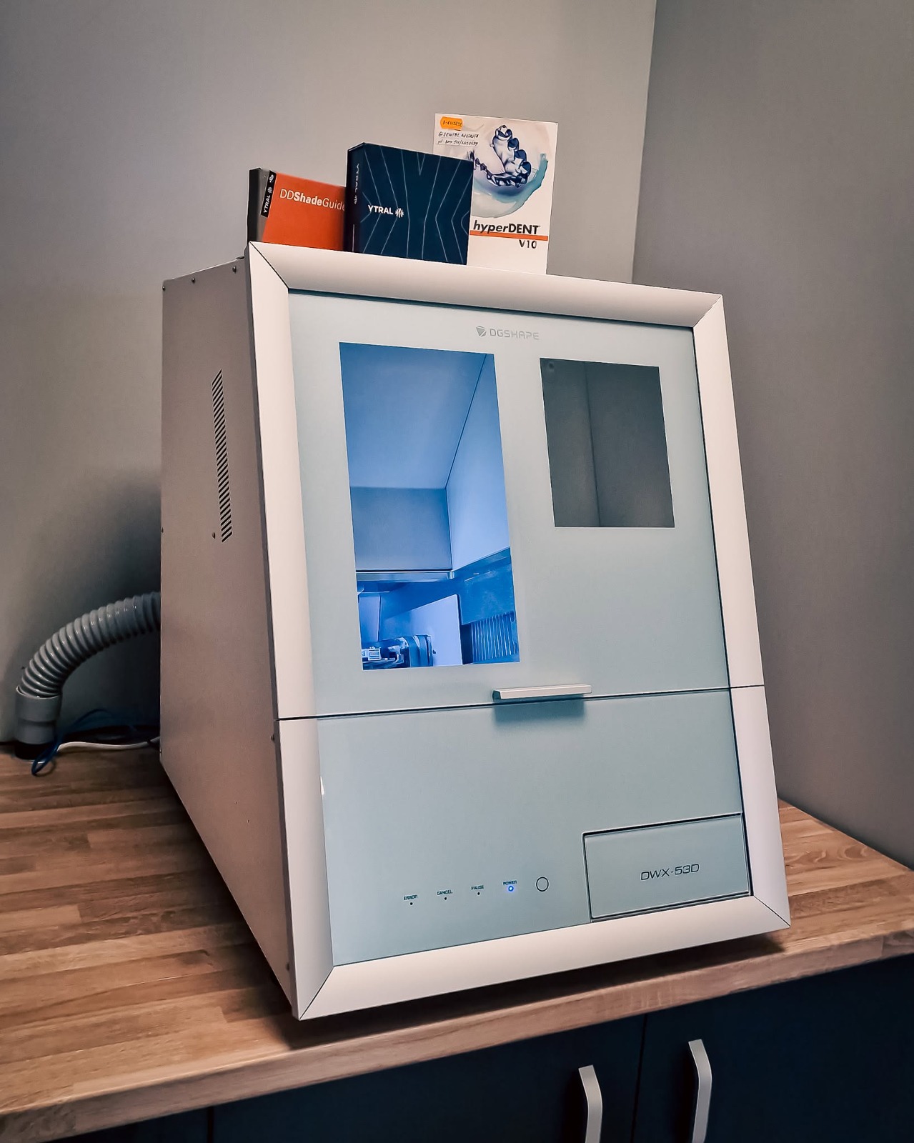 Instalare mașină frezare DGShape DWX-53D în laboratorul dentar G Dental, Bistrița 2